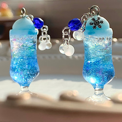 雪の結晶入りブルーグラデーションのミニチュアクリームソーダ耳飾り 選べるイヤリング・ピアス・チャーム 2枚目の画像