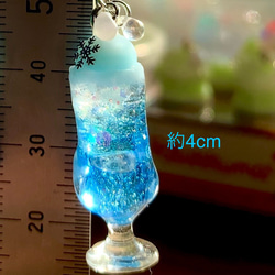 雪の結晶入りブルーグラデーションのミニチュアクリームソーダ耳飾り 選べるイヤリング・ピアス・チャーム 3枚目の画像