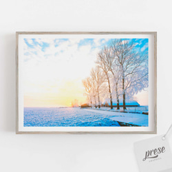 美しく輝く朝日が昇る、大自然の雪景色に朝日が眩しい牧場風景ポスター 1枚目の画像