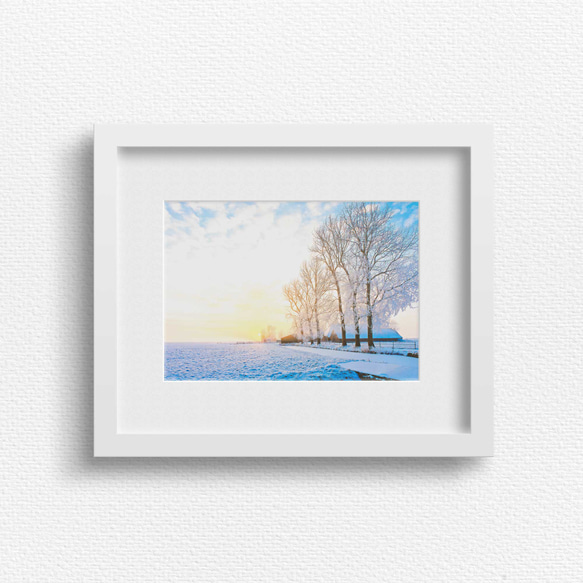 美しく輝く朝日が昇る、大自然の雪景色に朝日が眩しい牧場風景ポスター 2枚目の画像
