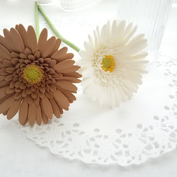 [僅限] ❁ 白色和棕色粘土花非洲菊 2 件套，室內花卉，斯堪的納維亞室內裝飾 ❁ 第2張的照片