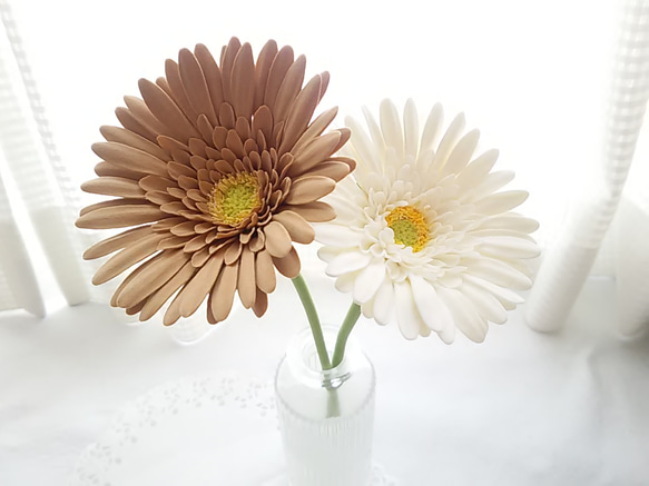 [僅限] ❁ 白色和棕色粘土花非洲菊 2 件套，室內花卉，斯堪的納維亞室內裝飾 ❁ 第3張的照片