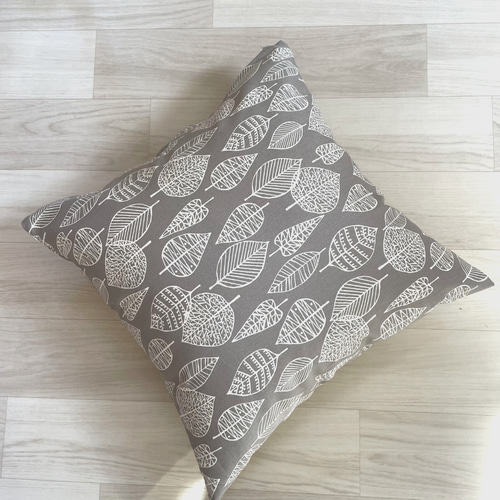 モカ✩︎⡱北欧 リーフ柄のクッションカバー クッション・クッション