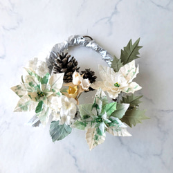 斑入りのホワイトポインセチア　クリスマスリース　布の花　 2枚目の画像