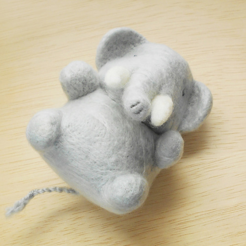 ちょっと大きめの象さん 羊毛フェルト マナウヲ（てんめのながや