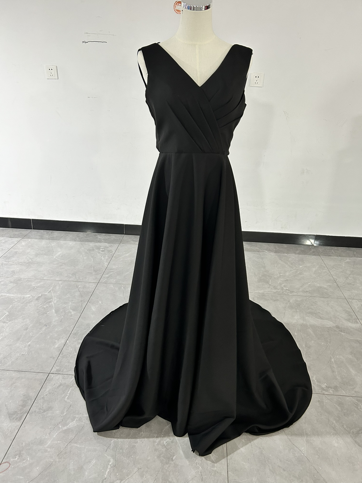 エレガント 黒 Vネックドレス 背中見せ 繊細レース トレーン 拳式/前撮り