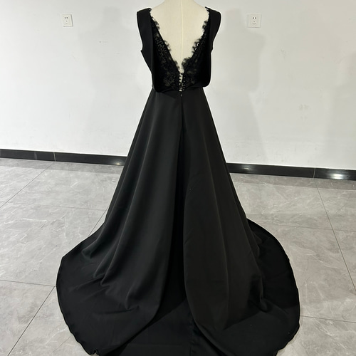 エレガント 黒 Vネックドレス 背中見せ 繊細レース トレーン 拳式/前  