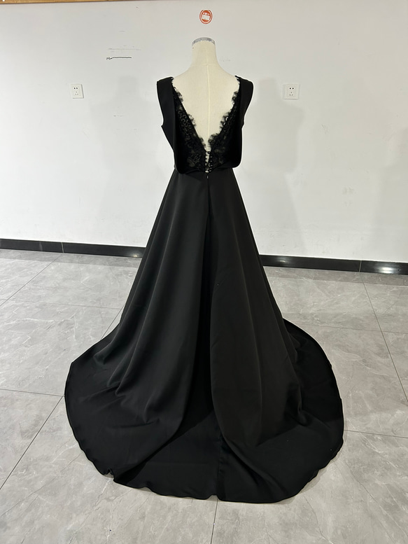 優雅黑色V領連身裙，露背，精緻蕾絲裾，拳頭/正面照 第3張的照片