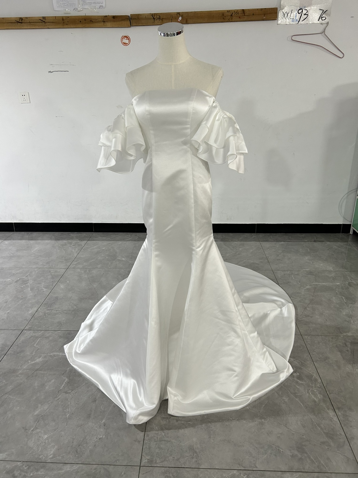 優雅なシルエット パーティードレス オフホワイト ベアトップ 取り外し袖　結婚式/拳式