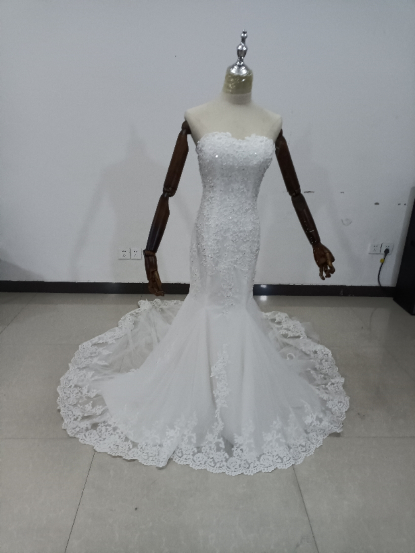 華やか スレンダーライン オフホワイト マーメイドライン ベアトップ  