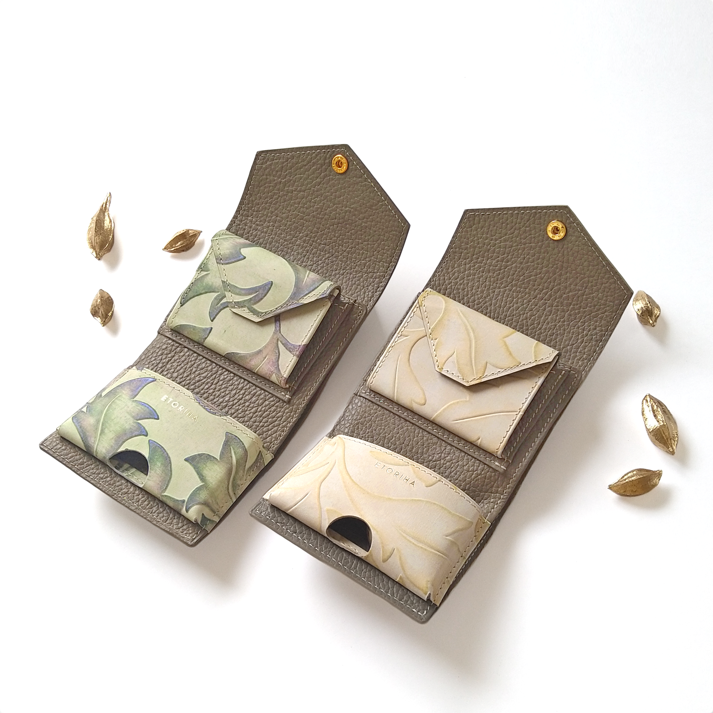 tayori｜手のひらサイズ＋収納力◎の三つ折り財布［col:夕暮れトープ］ イタリア製ボタニカル型押し革