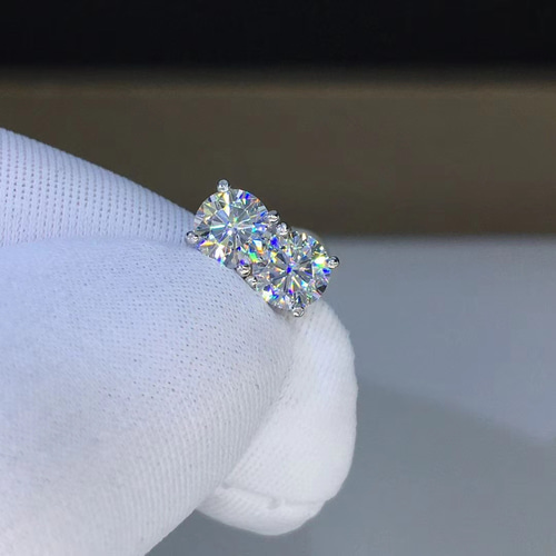 ～【 newデザイン】輝くモアサナイト　ピアス  K18WG newデザイン】輝くモアサナイト ピアス K18WG ピアス（フープ