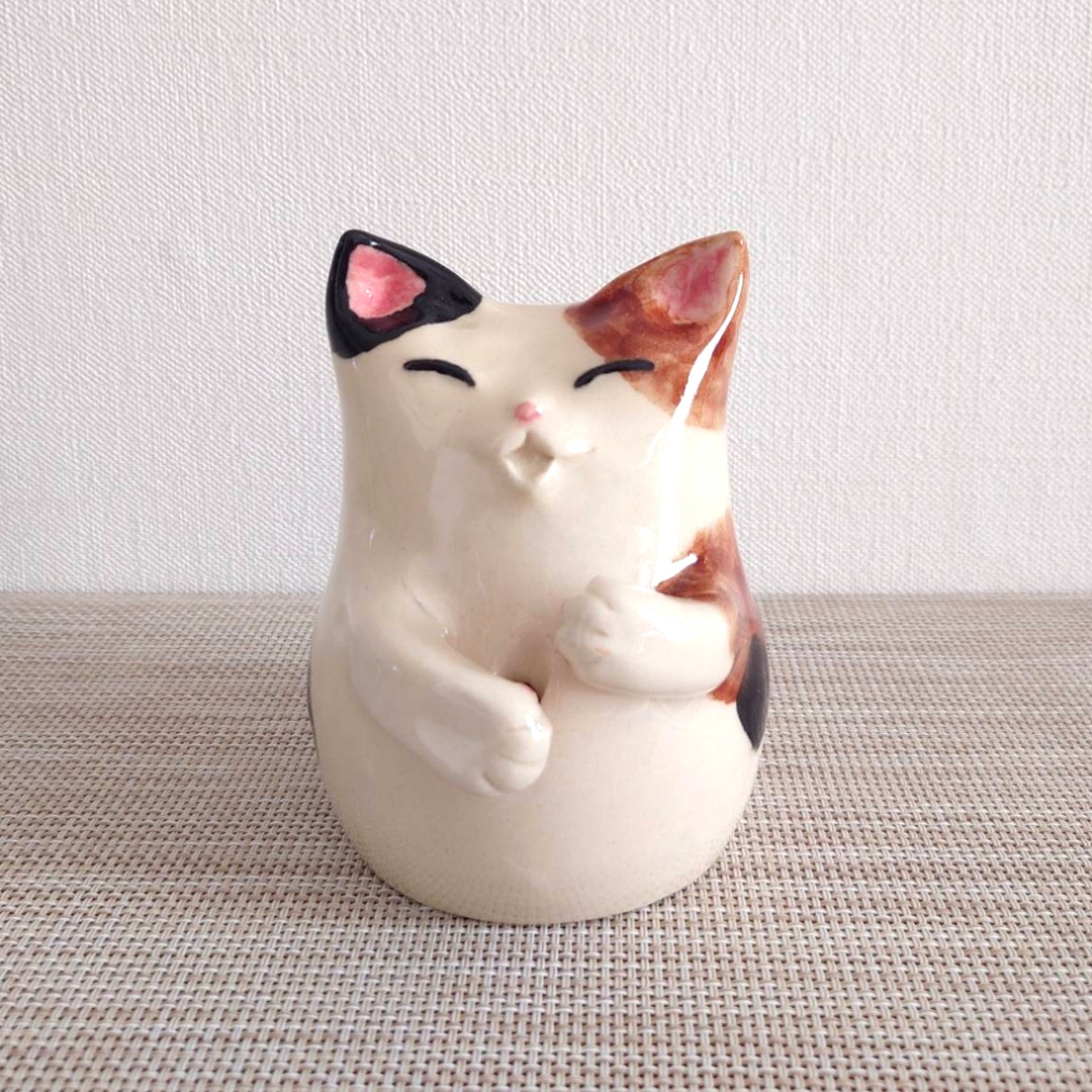 くぼともこさん　コンガリ舎　三毛猫ちゃんの一輪挿し 猫の一輪挿し（三毛猫） 一輪挿し・花瓶・花器 三十三 通販