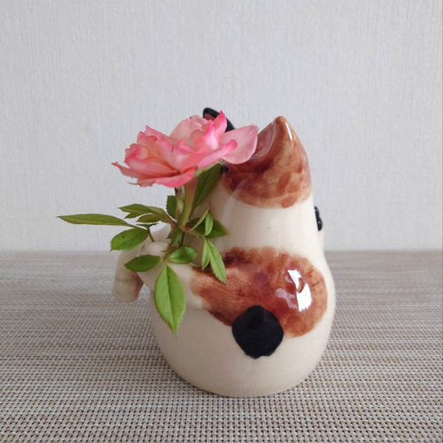 くぼともこさん　コンガリ舎　三毛猫ちゃんの一輪挿し 猫の一輪挿し（三毛猫） 一輪挿し・花瓶・花器 三十三 通販