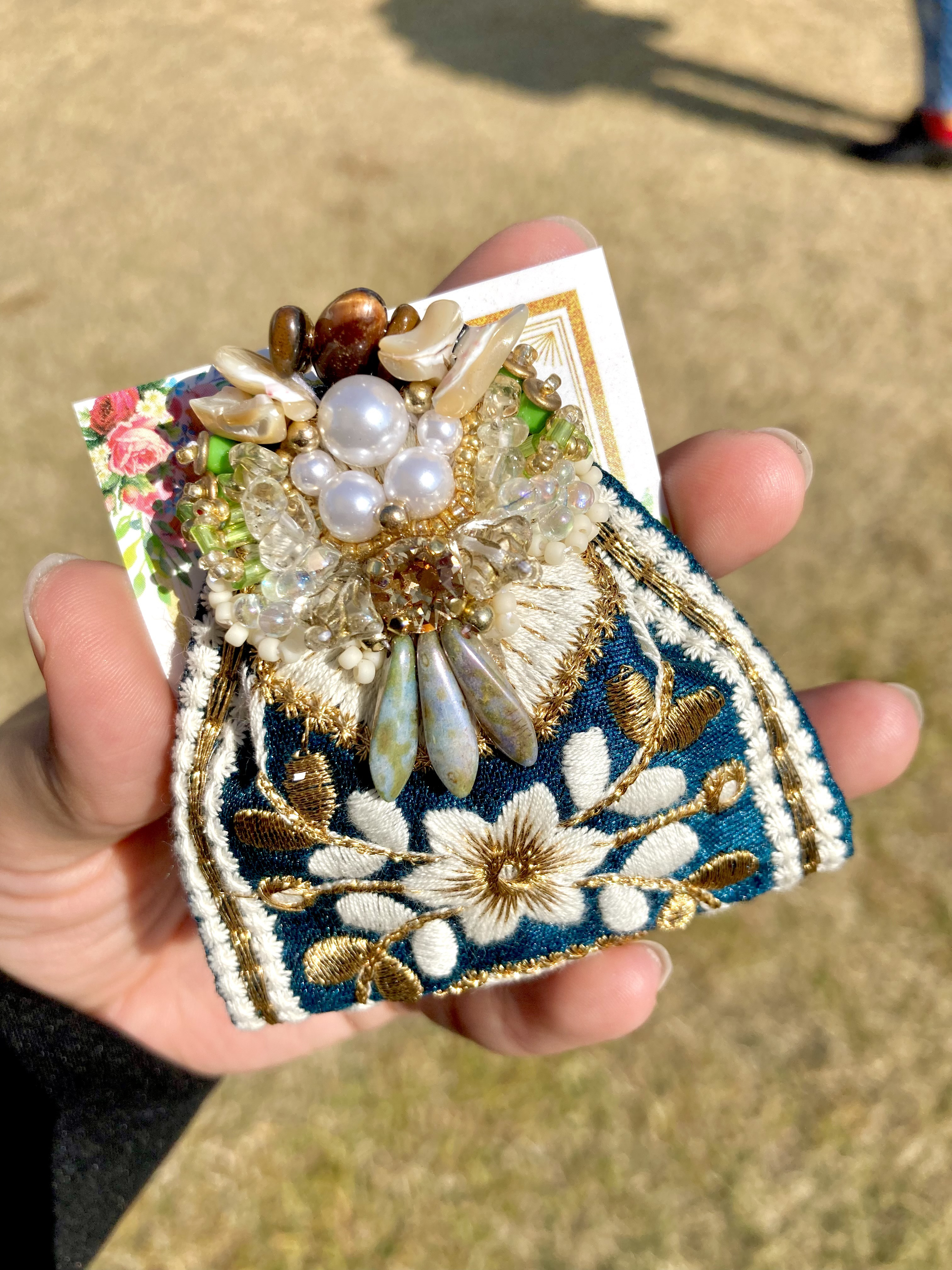 幅広リボンの贅沢ピアス