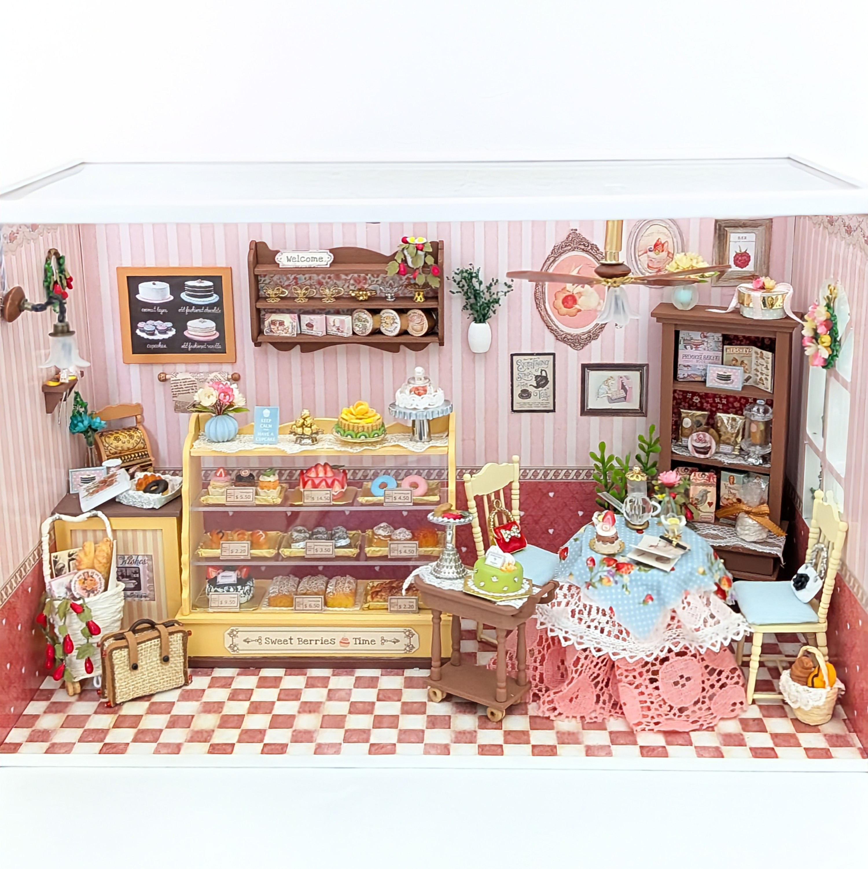 『SWEET  BERRIES  CAFE 』ミニチュアドールハウスの完成品です