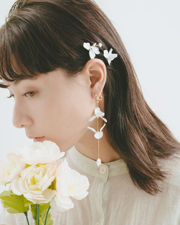 white flower chain ホワイト フラワー ピアス イヤリング 結婚式 ブライダル 4枚目の画像