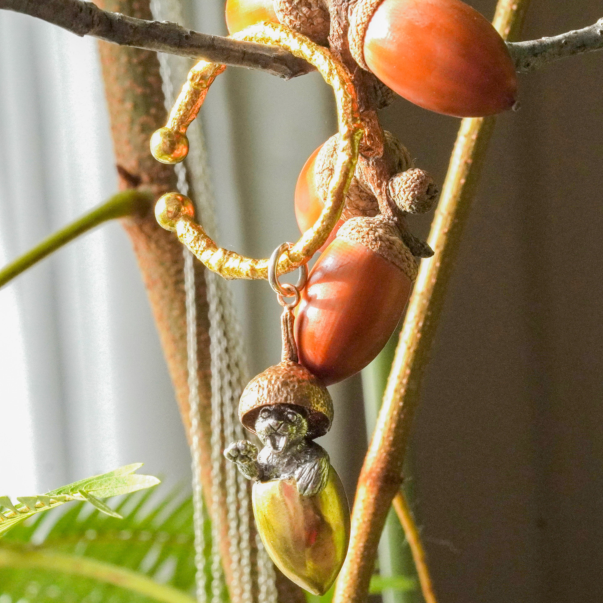 どんぐりからのビックリ猫　イヤーカフ