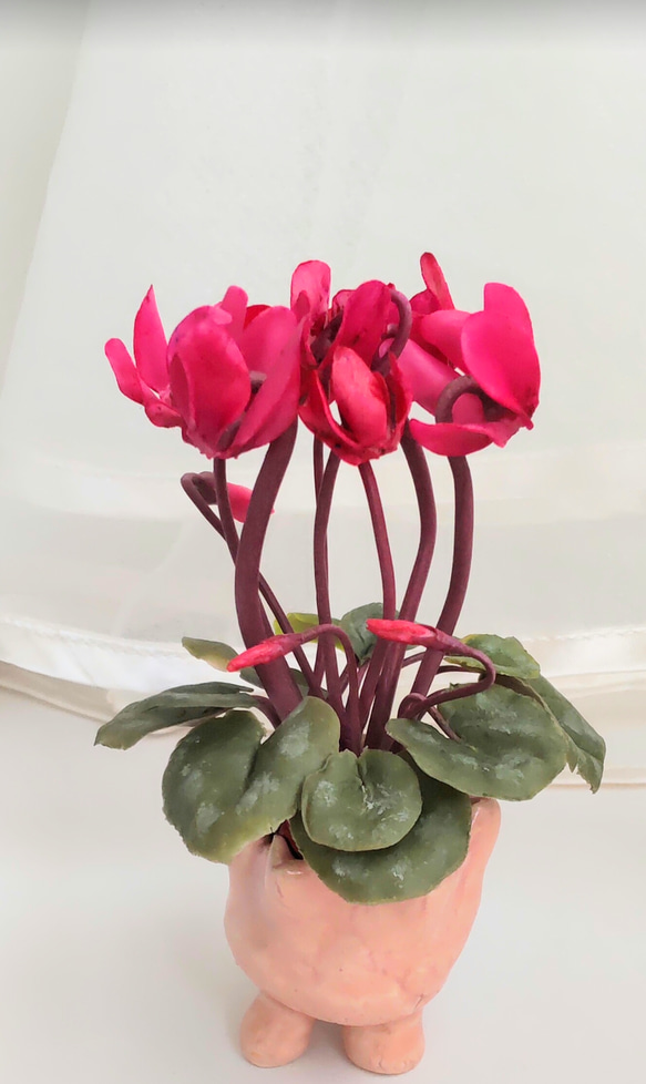 手作りコーラルピンクのチューリップ鉢「うつ向きがちの謝意なシクラメン」 7枚目の画像