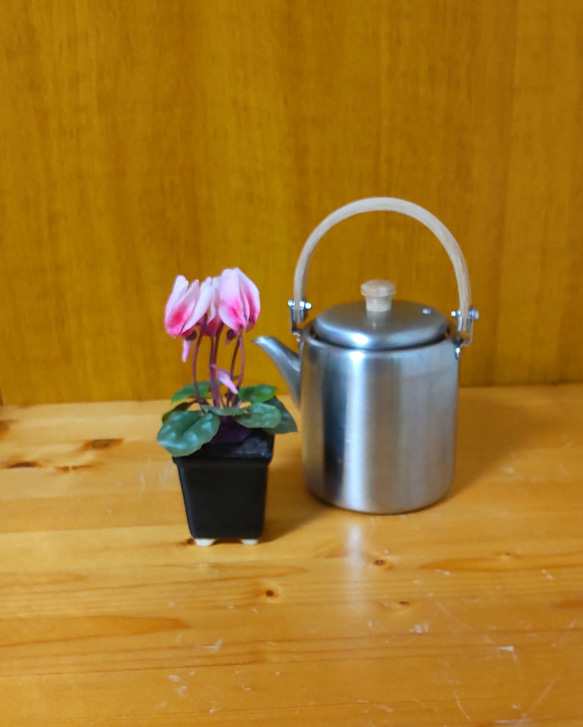 手作りコーラルピンクのチューリップ鉢「うつ向きがちの謝意なシクラメン」 13枚目の画像