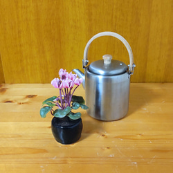 手作りコーラルピンクのチューリップ鉢「うつ向きがちの謝意なシクラメン」 14枚目の画像