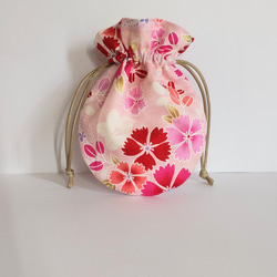 (送料無料)　再販　和柄の丸いミニ巾着　ピンク　花柄 1枚目の画像