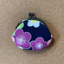 紫の梅柄のがま口財布 1枚目の画像