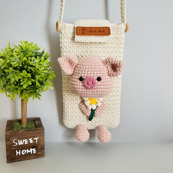 豚さんのスマホポーチ　編みぐるみ　ショルダーバッグ　ハンドメイド 1枚目の画像