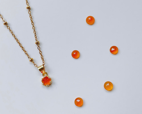 No.124天然石カーネリアントリプレットローゼンジカービングチャーム No.124天然石カーネリアントリプレットローゼンジカービングチャーム