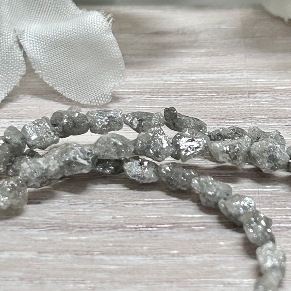4mm 2個　ダイヤモンド　原石　ビーズ　ホワイトシルバー　天然石　ラフカット 3枚目の画像