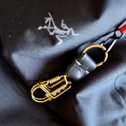 黃銅和鞣製皮革鑰匙圈 天然米色皮革鑰匙圈 適合搭配包款和褲子 第8張的照片