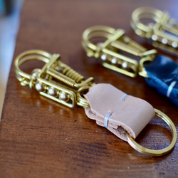 黃銅和鞣製皮革鑰匙圈 天然米色皮革鑰匙圈 適合搭配包款和褲子 第2張的照片