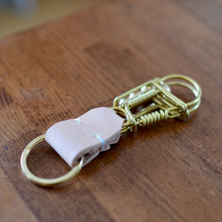 黃銅和鞣製皮革鑰匙圈 天然米色皮革鑰匙圈 適合搭配包款和褲子 第6張的照片