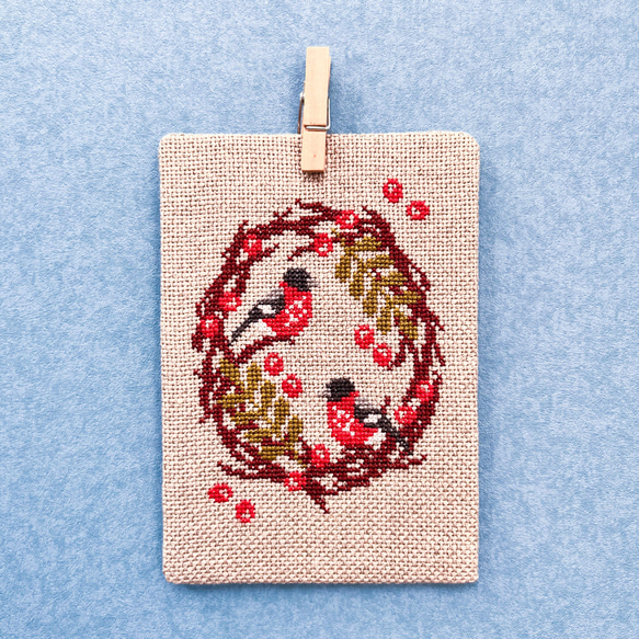 ウソ鳥のクリスマスリース -Joulu- 北欧刺繍フレーム【フレーム付き】ファブリックパネル フォトフレーム インテリア 7枚目の画像