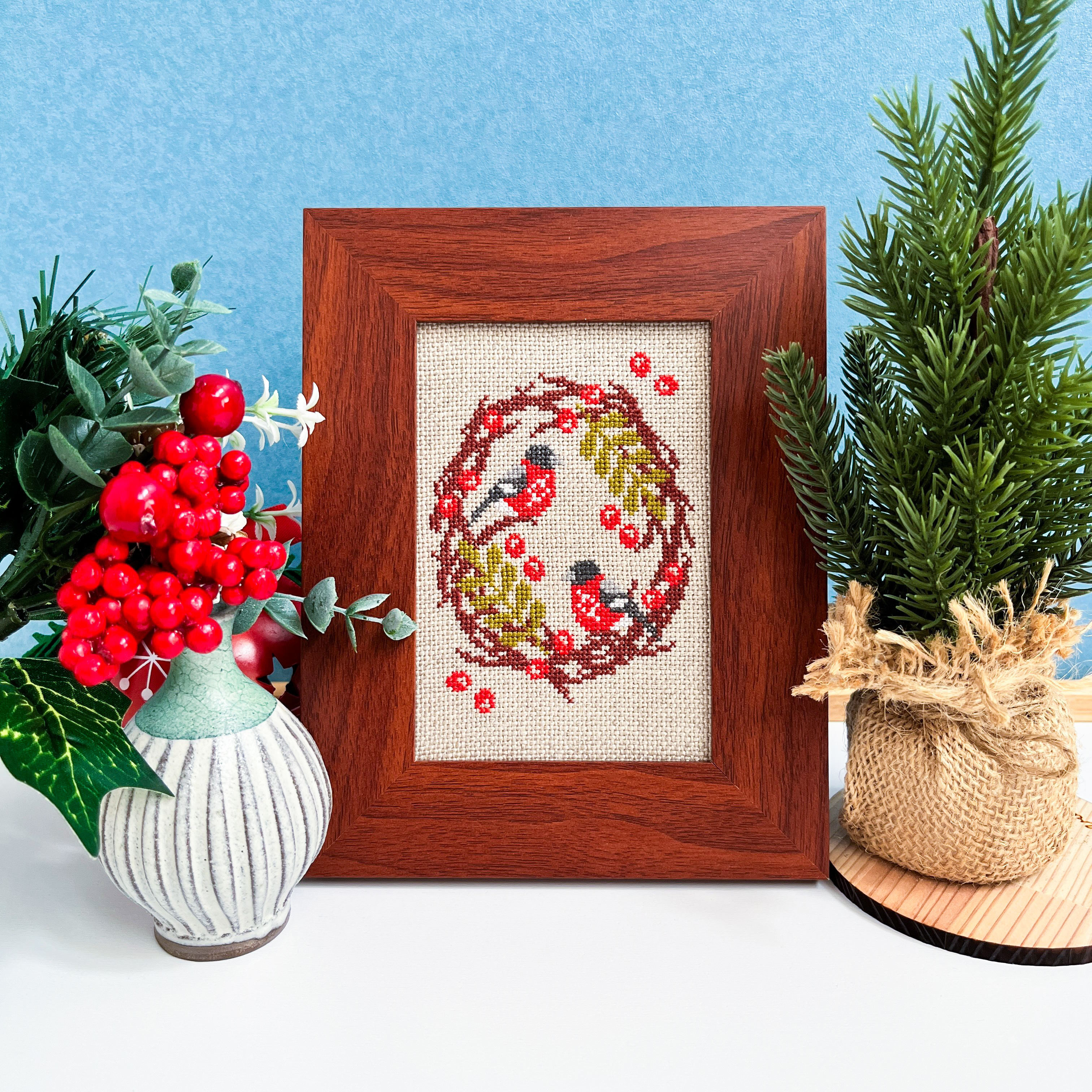 ウソ鳥のクリスマスリース -Joulu- 北欧刺繍フレーム【フレーム付き】ファブリックパネル フォトフレーム インテリア