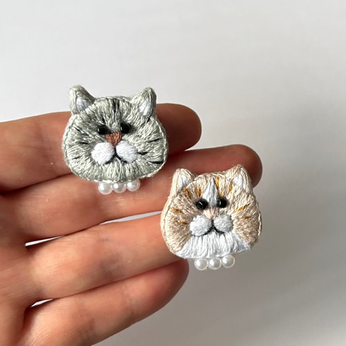 おしゃれネコちゃんの刺繍ブローチ♪ 猫の日2025 ブローチ Small おしゃれネコちゃんの刺繍ブローチ♪ 猫の日2025 ブローチ Small
