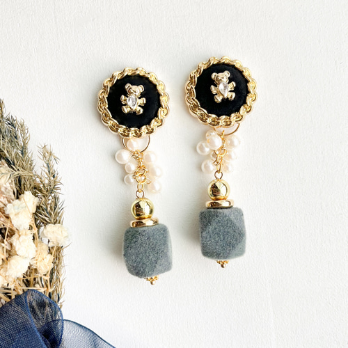 2way ブラックベロア×くまちゃんボタン フロッキービーズ ピアス  