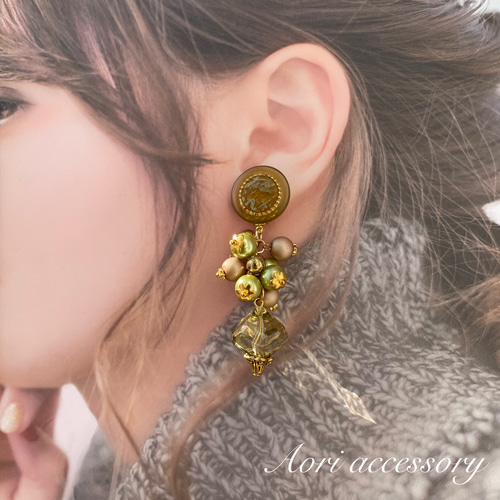 古風で和モダンな鶯色の高級ボタン×ちゅるんオリーブビーズのピアス  