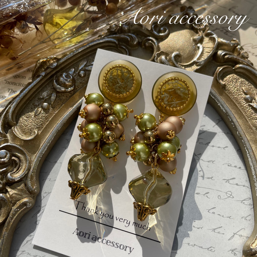 古風で和モダンな鶯色の高級ボタン×ちゅるんオリーブビーズのピアス  