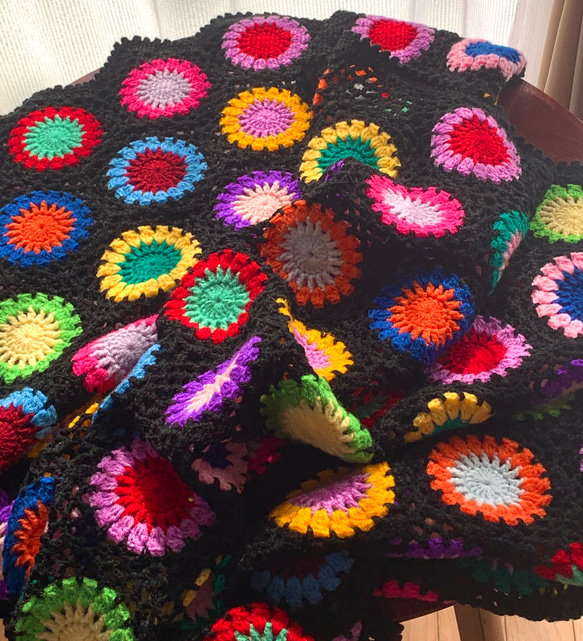ハンドメイド　手編み　かぎ針編み　お花モチーフ　ブランケット/ひざ掛け/マルチカバー　黒 