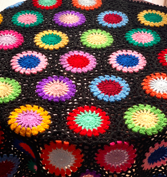 ハンドメイド　手編み　かぎ針編み　お花モチーフ　ブランケット/ひざ掛け/マルチカバー　黒 