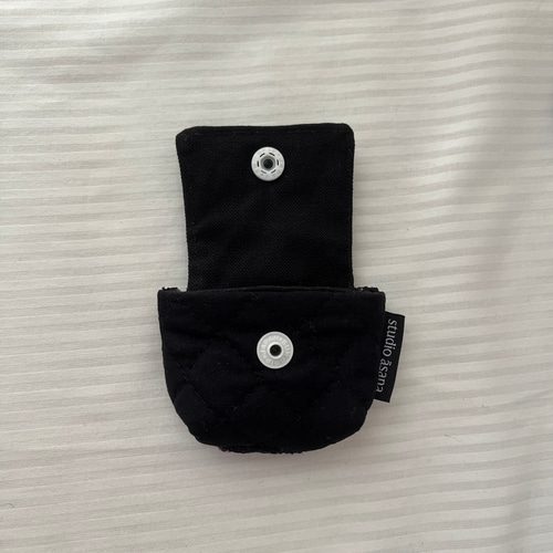 ブラック) キルトAirPods Proケース【充電ホールの有無を選択