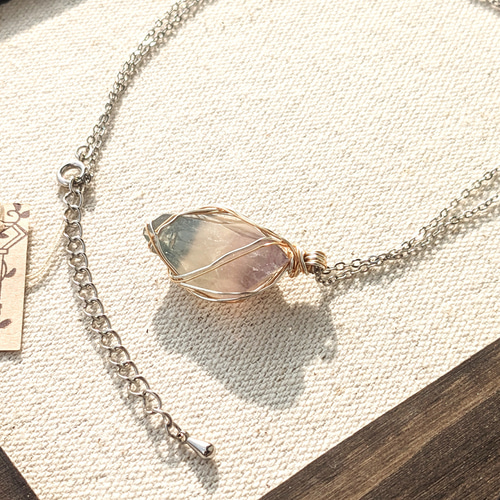 夢幻樹の雫』フローライト原石のネックレス／トリプルカラー／希少