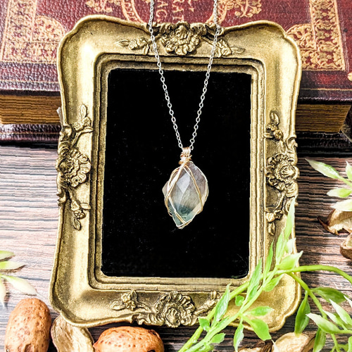 夢幻樹の雫』フローライト原石のネックレス／トリプルカラー／希少