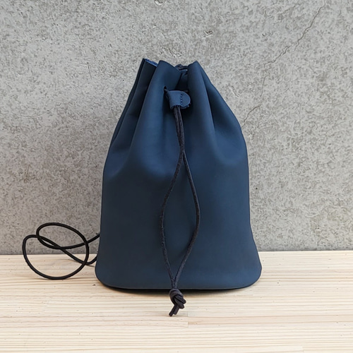 斜めがけもできる大人のための革の2way巾着 柔らかくほどよい厚みが