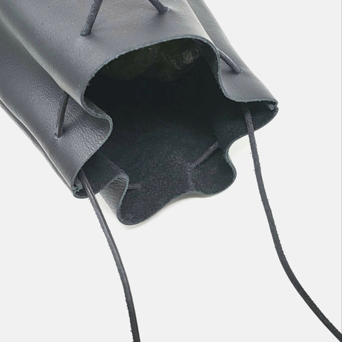 斜めがけもできる大人のための革の2way巾着 柔らかくほどよい