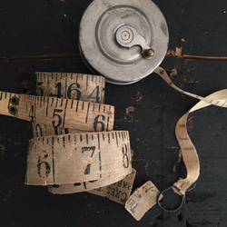 古い巻き尺　ビンテージメジャー　裁縫道具　工具　暮らしの道具　インダストリー　アンティーク　DIY　 1枚目の画像
