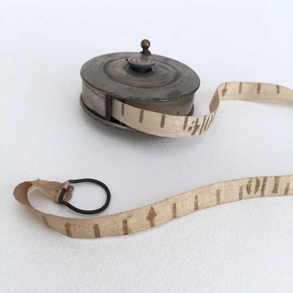 古い巻き尺　ビンテージメジャー　裁縫道具　工具　暮らしの道具　インダストリー　アンティーク　DIY　 3枚目の画像
