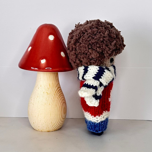 アフロの男の子 赤セーター スウェーデン編み人形 ぼうぐるみ