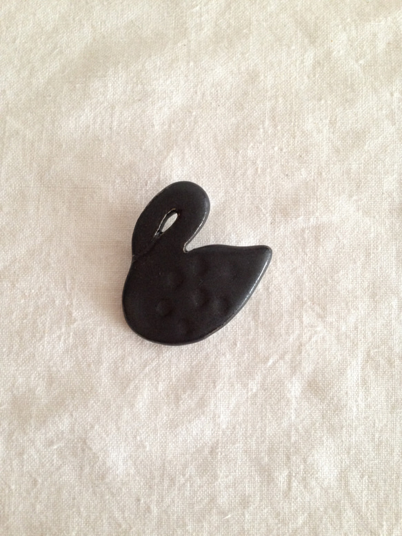 陶製ブローチ(黒鳥) 1枚目の画像